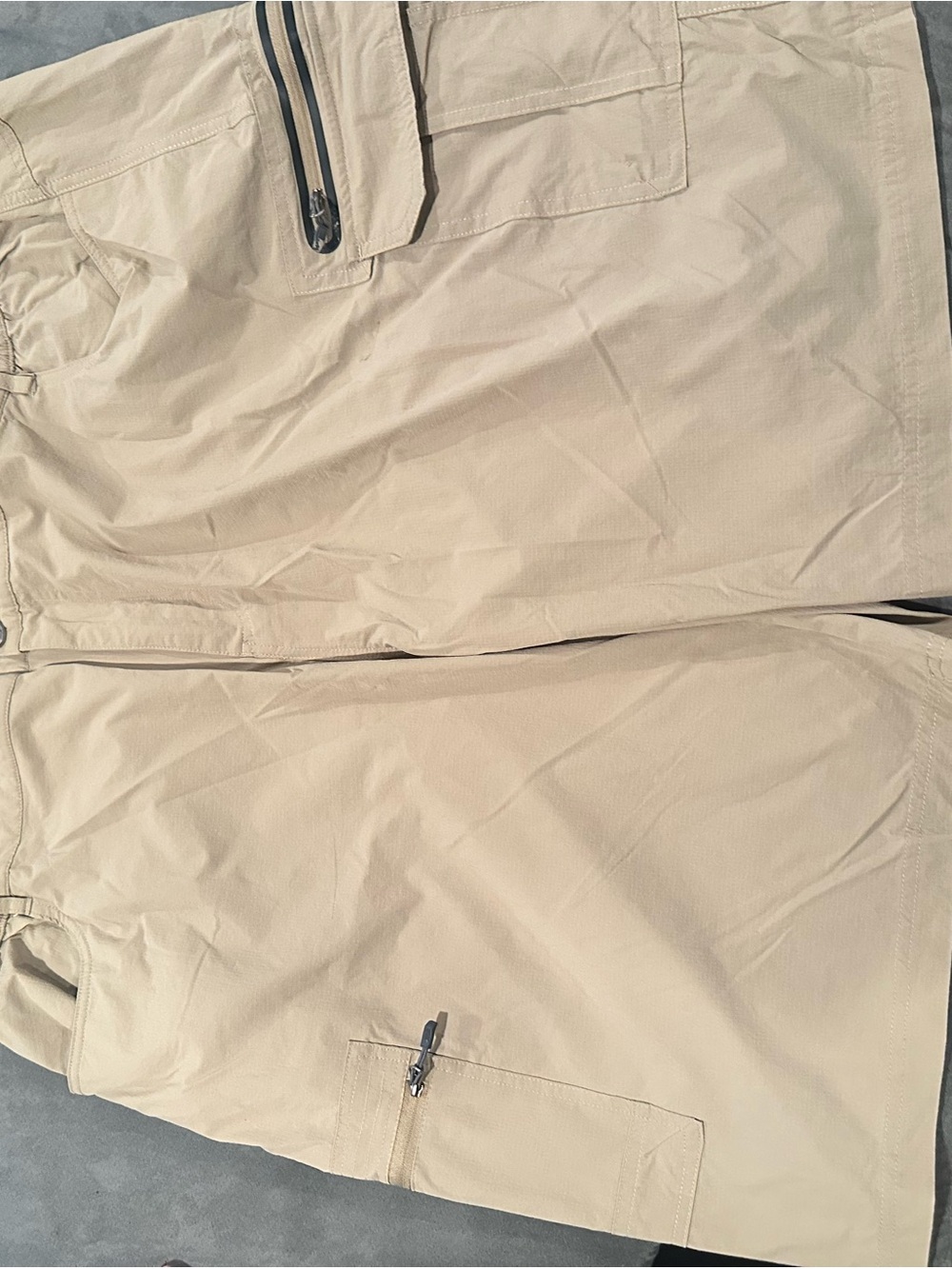 Men's Sandstone Cargo Shorts with Zippered Pockets